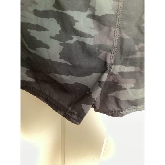 Vuori‎ women's clementine shorts black watercolor camo athletic gym - Picture 8 of 13